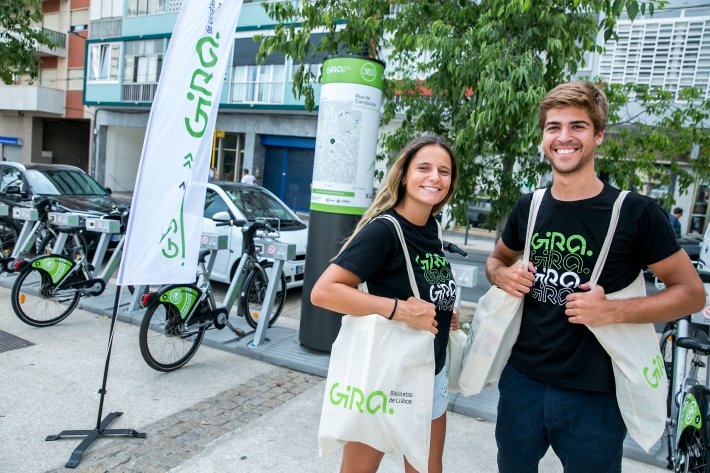 pessoas na estação das bicicletas gira