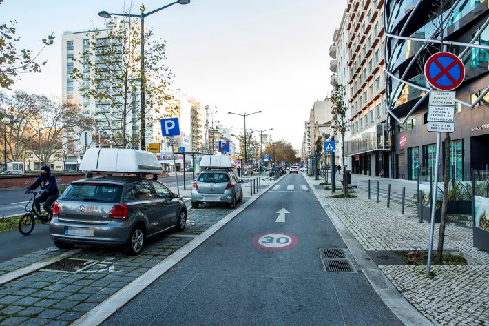 imagem de estacionamento de cargas e descargas