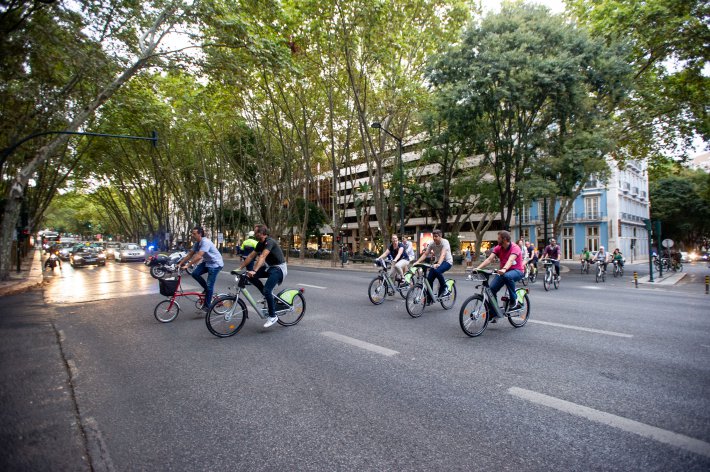 imagem de pessoas na bicicleta GIRA